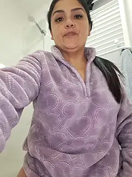 Snapshot of laura_dirtyhot chatting on 12.21.24 laura dirtyhot online show from 12.21.24