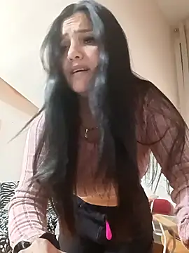 Snapshot of laura_dirtyhot chatting on 10.20.25 laura dirtyhot online show from 10.20.25