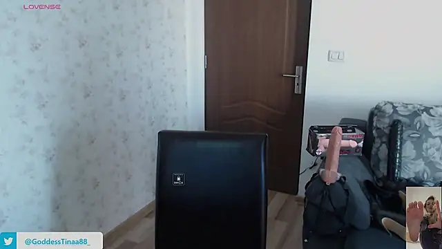 Snapshot of Goddess_Tina chatting on 10.28.25 Goddess Tina online show from 10.28.25