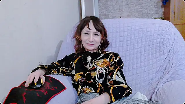 Snapshot of AnnieEltgant chatting on 12.30.24 AnnieEltgant online show from 12.30.24