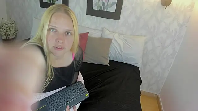 Snapshot of EmilySumer chatting on 10.31.25 EmilySumer online show from 10.31.25