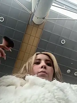 Snapshot of ValeriaHot69 chatting on 12.17.25 ValeriaHot69 online show from 12.17.25