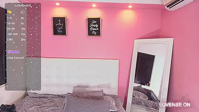 Snapshot of hornyhousekeeper_ chatting on 12.18.24 hornyhousekeeper online show from 12.18.24