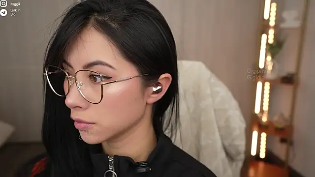 Snapshot of Gigi_ohlala chatting on 10.04.25 Gigi ohlala online show from 10.04.25