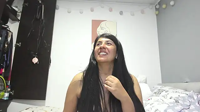 aisha latina online show from 02.04.25