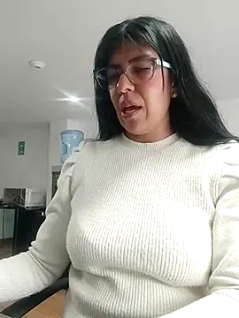 aisha latina online show from 10.14.25