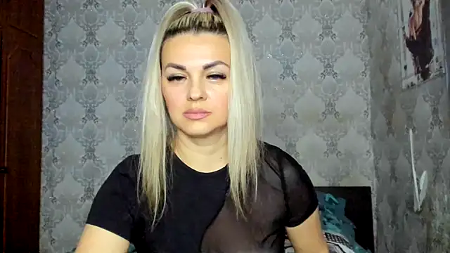 Snapshot of NicoletMoore chatting on 01.07.25 NicoletMoore online show from 01.07.25