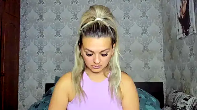 Snapshot of NicoletMoore chatting on 10.14.25 NicoletMoore online show from 10.14.25