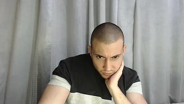 Snapshot of Armando_2002 chatting on 10.02.25 Armando 2002 online show from 10.02.25