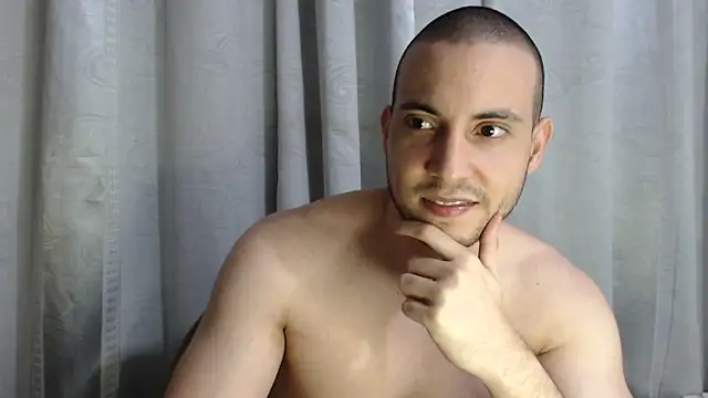 Snapshot of Armando_2002 chatting on 10.11.25 Armando 2002 online show from 10.11.25