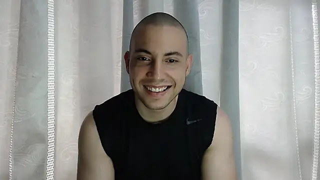 Snapshot of Armando_2002 chatting on 11.05.25 Armando 2002 online show from 11.05.25