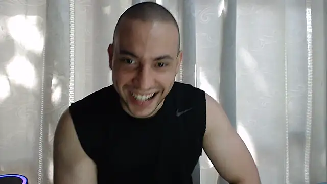 Snapshot of Armando_2002 chatting on 11.07.25 Armando 2002 online show from 11.07.25