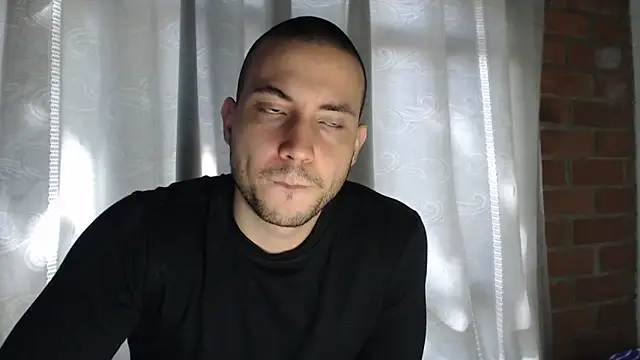 Snapshot of Armando_2002 chatting on 11.10.25 Armando 2002 online show from 11.10.25