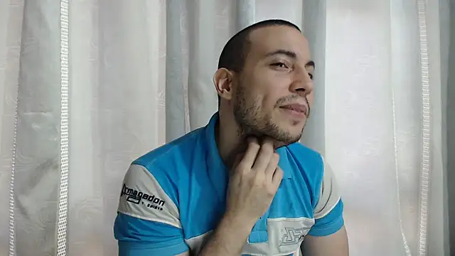 Snapshot of Armando_2002 chatting on 11.25.25 Armando 2002 online show from 11.25.25