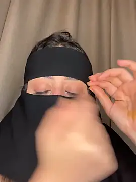 Snapshot of arabiaAna chatting on 12.21.25 arabiaAna online show from 12.21.25