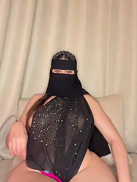 Snapshot of arabiaAna chatting on 12.22.25 arabiaAna online show from 12.22.25