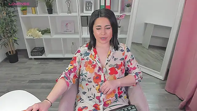 Snapshot of EmaBrownie chatting on 02.02.25 EmaBrownie online show from 02.02.25