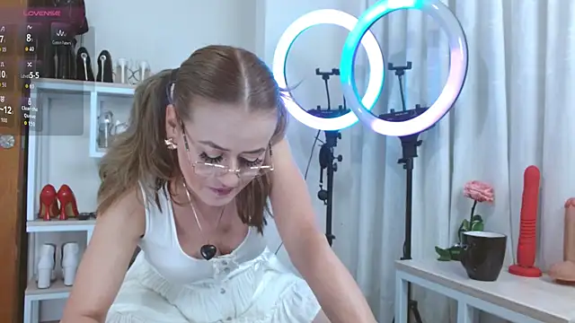 Snapshot of magenta_maturr chatting on 09.18.25 magenta maturr online show from 09.18.25