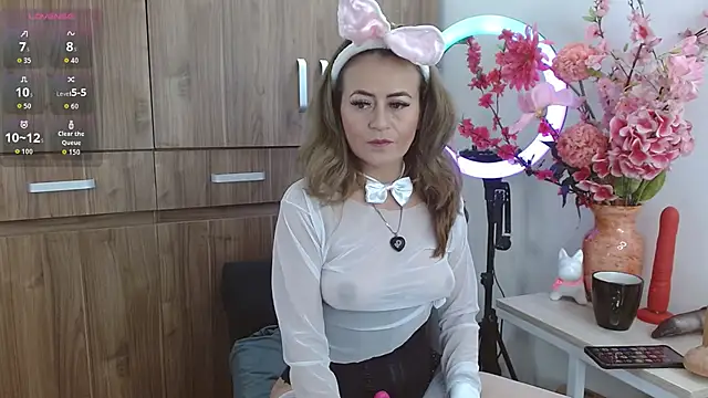 Snapshot of magenta_maturr chatting on 10.31.25 magenta maturr online show from 10.31.25