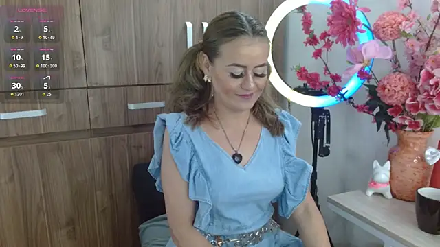 Snapshot of magenta_maturr chatting on 11.04.25 magenta maturr online show from 11.04.25