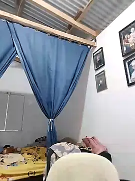 Snapshot of lickmepussy21 chatting on 12.15.24 lickmepussy21 online show from 12.15.24