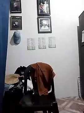 Snapshot of lickmepussy21 chatting on 01.15.25 lickmepussy21 online show from 01.15.25