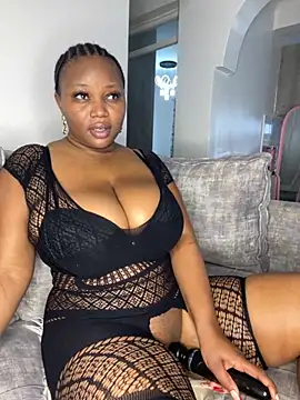 Snapshot of Hyra_Ari chatting on 10.31.25 Hyra Ari online show from 10.31.25