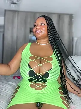 Snapshot of Hyra_Ari chatting on 12.16.25 Hyra Ari online show from 12.16.25