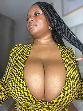 Snapshot of Hyra_Ari chatting on 12.20.25 Hyra Ari online show from 12.20.25