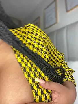 Snapshot of Hyra_Ari chatting on 12.21.25 Hyra Ari online show from 12.21.25