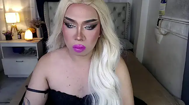 Snapshot of RebecaNextToYou chatting on 01.14.25 RebecaNextToYou online show from 01.14.25