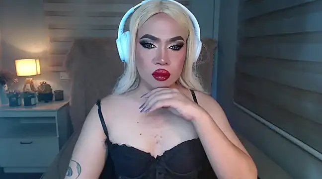 Snapshot of RebecaNextToYou chatting on 03.07.25 RebecaNextToYou online show from 03.07.25