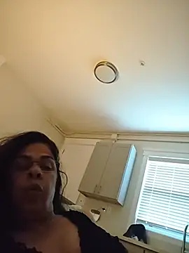 Snapshot of Susannemilf chatting on 10.27.25 Susannemilf online show from 10.27.25