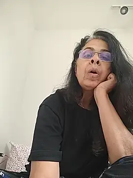 Snapshot of Susannemilf chatting on 11.22.25 Susannemilf online show from 11.22.25