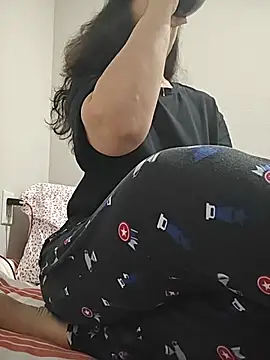 Snapshot of Susannemilf chatting on 11.23.25 Susannemilf online show from 11.23.25