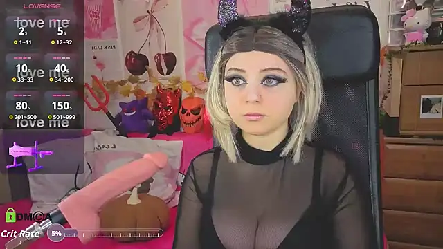 Snapshot of StellaMilla chatting on 10.31.25 StellaMilla online show from 10.31.25