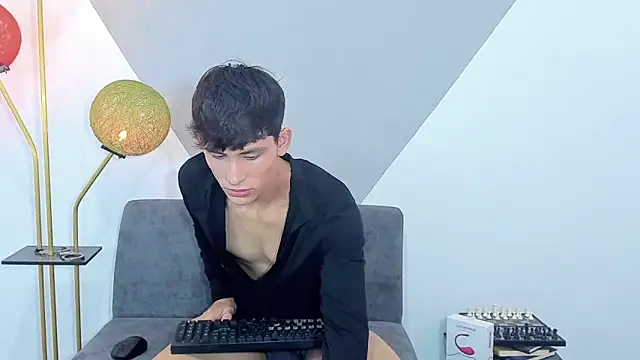 Snapshot of logan_thomas chatting on 12.06.24 logan thomas online show from 12.06.24