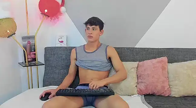 Snapshot of logan_thomas chatting on 12.21.24 logan thomas online show from 12.21.24