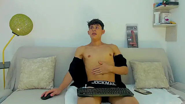 Snapshot of logan_thomas chatting on 12.21.25 logan thomas online show from 12.21.25