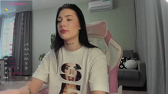 Snapshot of JenniferQueen11 chatting on 02.11.25 JenniferQueen11 online show from 02.11.25