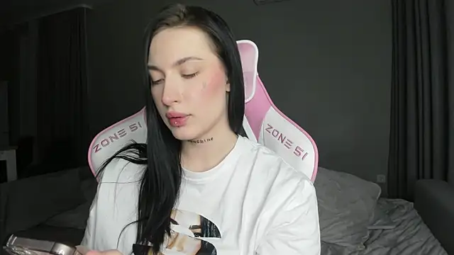 Snapshot of JenniferQueen11 chatting on 03.16.25 JenniferQueen11 online show from 03.16.25