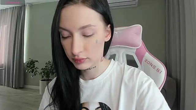 Snapshot of JenniferQueen11 chatting on 10.16.25 JenniferQueen11 online show from 10.16.25