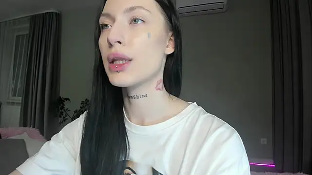 Snapshot of JenniferQueen11 chatting on 10.22.25 JenniferQueen11 online show from 10.22.25