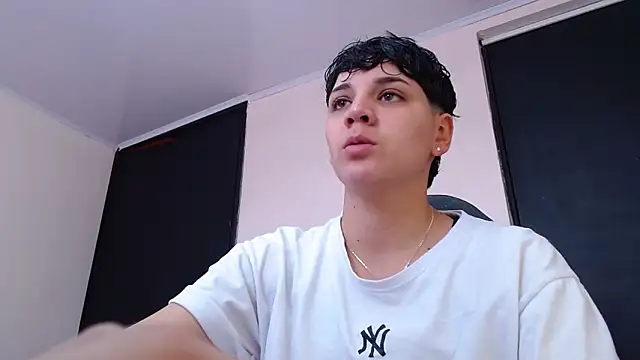 Snapshot of bad_giirl_ chatting on 12.13.24 bad giirl online show from 12.13.24