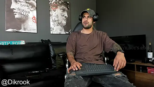 Snapshot of Davevilboy chatting on 12.04.24 Davevilboy online show from 12.04.24