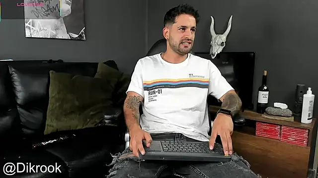 Snapshot of Davevilboy chatting on 01.28.25 Davevilboy online show from 01.28.25