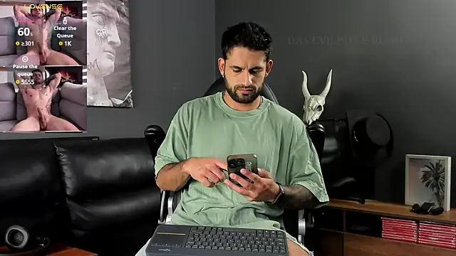 Snapshot of Davevilboy chatting on 03.19.25 Davevilboy online show from 03.19.25