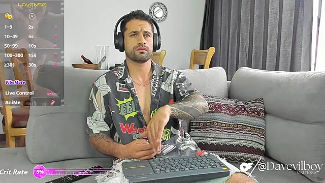 Snapshot of Davevilboy chatting on 10.11.25 Davevilboy online show from 10.11.25