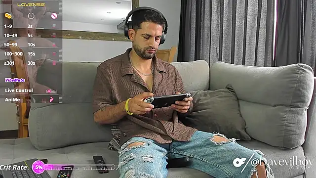 Snapshot of Davevilboy chatting on 10.20.25 Davevilboy online show from 10.20.25