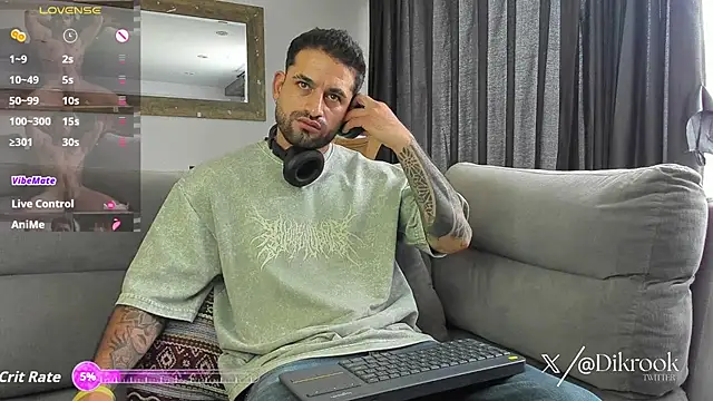 Snapshot of Davevilboy chatting on 10.21.25 Davevilboy online show from 10.21.25